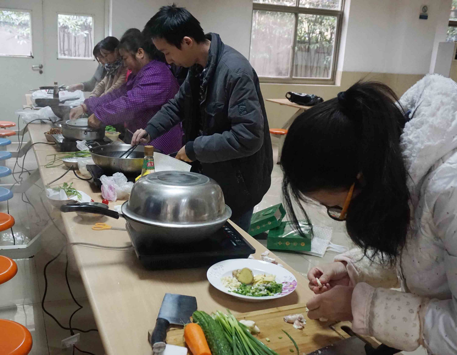 
                            魚火相逢，互展廚技，共烹友旺情！